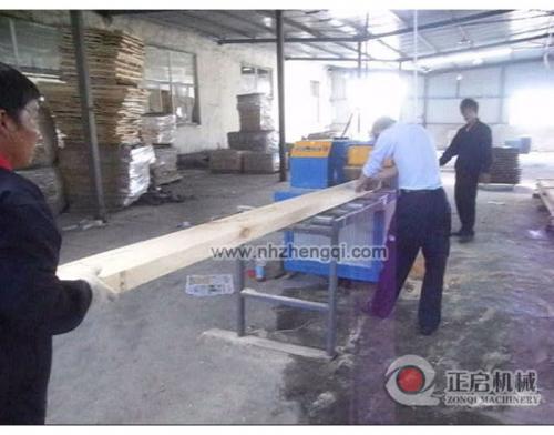 江蘇盱眙4米長松木方木15CM機現(xiàn)場加工